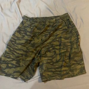 MENS LULULEMON LARGE SHORTS CAMO